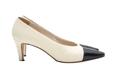 Lot 358 - Chanel Ivory Classic Bi Colour Heeled Pump - Size 39