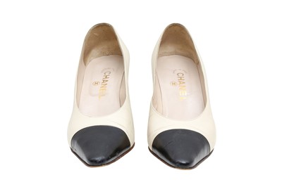 Lot 358 - Chanel Ivory Classic Bi Colour Heeled Pump - Size 39