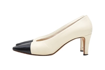 Lot 358 - Chanel Ivory Classic Bi Colour Heeled Pump - Size 39
