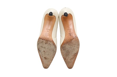 Lot 358 - Chanel Ivory Classic Bi Colour Heeled Pump - Size 39