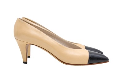 Lot 115 - Chanel Beige Classic Bi Colour Heeled Pump - Size US 9