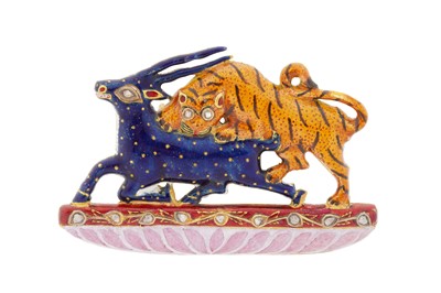 Lot 86 - AN ENAMEL BROOCH WITH TIGER AND GAZELLE