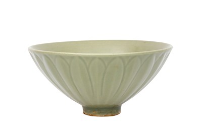 Lot 663 - A CHINESE LONGQUAN-STYLE CELADON-GLAZED 'LOTUS PETAL' BOWL