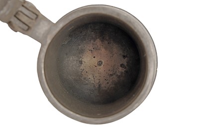 Lot 174 - A BEEF EATER OR CROMWELLIAN PEWTER FLAGON, CIRCA 1650