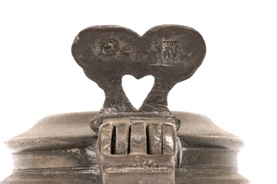 Lot 174 - A BEEF EATER OR CROMWELLIAN PEWTER FLAGON, CIRCA 1650