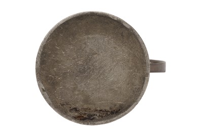 Lot 174 - A BEEF EATER OR CROMWELLIAN PEWTER FLAGON, CIRCA 1650