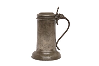 Lot 174 - A BEEF EATER OR CROMWELLIAN PEWTER FLAGON, CIRCA 1650