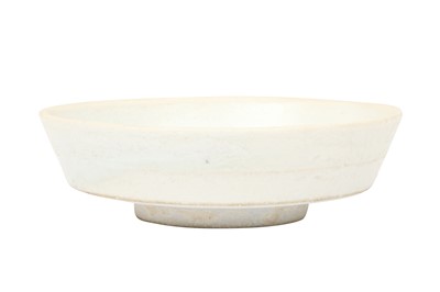 Lot 656 - A CHINESE WHITE-GLAZED STONEWARE DISH