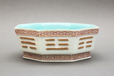 Lot 154 - A CHINESE ENAMELLED 'EIGHT TRIGRAMS' OCTAGONAL BOWL