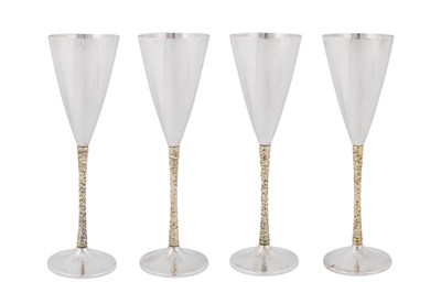 Lot 455 - A cased set of four Elizabeth II modernist sterling silver parcel gilt goblets or champagne flutes, London 1977 by Stuart Devlin (1931-2018)