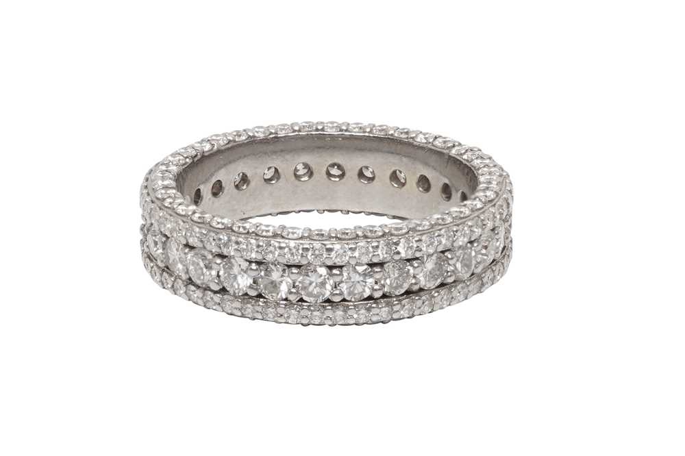 Lot 21 - A THREE-ROW DIAMOND RING