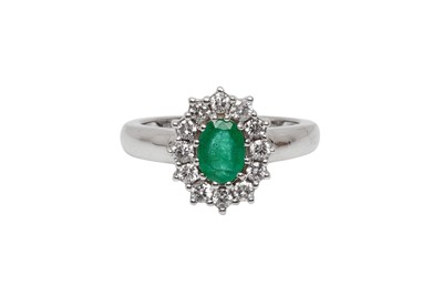 Lot 400 - AN EMERALD AND DIAMOND CLUSTER RING