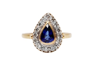 Lot 349 - A SAPPHIRE AND DIAMOND RING