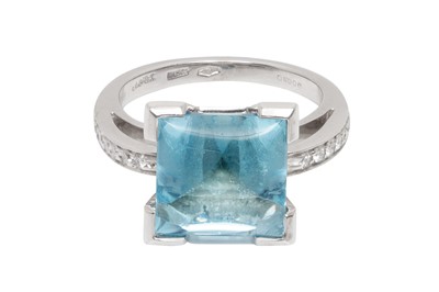 Lot 452 - A TOPAZ AND DIAMOND DRESS RING