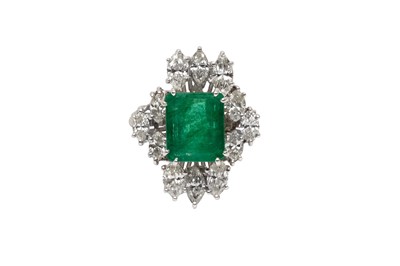 Lot 1 - AN EMERALD AND DIAMOND CLUSTER RING