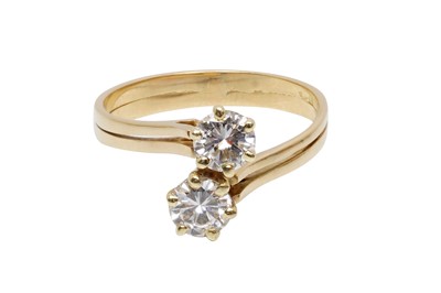 Lot 15 - A DIAMOND CROSS-OVER RING