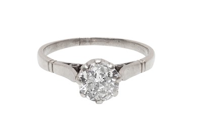 Lot 19 - A SOLITAIRE DIAMOND RING