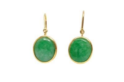 Lot 368 - A PAIR OF JADE PENDENT EARRINGS