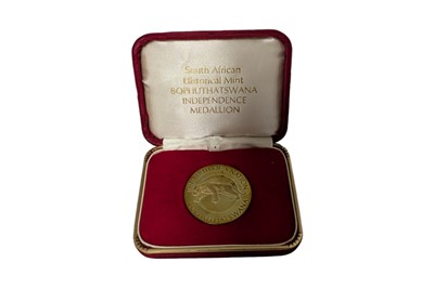 Lot 60 - BOPHUTSWANA, 1977 INDEPENDENCE/'BIRTH OF A NATION" GOLD MEDAL.