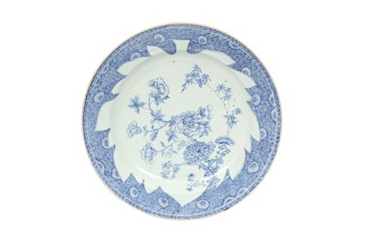 Lot 249 - A LARGE CHINESE BLUE AND WHITE 'BLOSSOMS' CHARGER