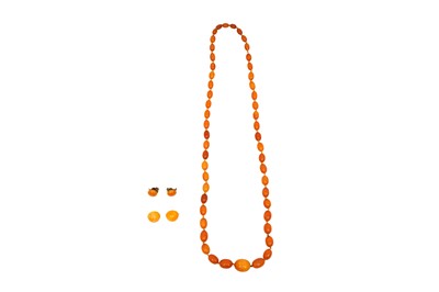 Lot 53 - AN AMBER NECKLACE AND TWO PAIRS OF AMBER EARRINGS