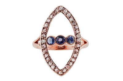 Lot 318 - A SAPPHIRE AND DIAMOND RING