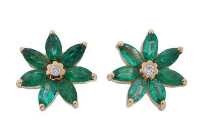 Lot 493 - A PAIR OF EMERALD AND DIAMOND STUD EARRINGS