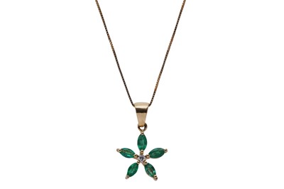 Lot 495 - AN EMERALD AND DIAMOND FLOWER NECKLACE