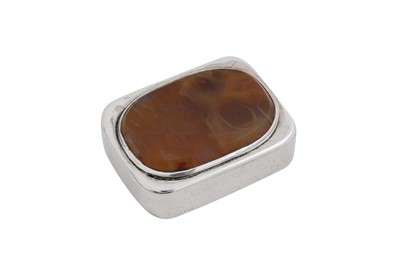 Lot 32 - A George III sterling silver and agate snuff box, Birmingham 1812 by Joseph Ash