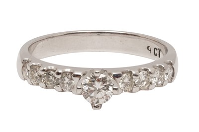 Lot 432 - A DIAMOND RING