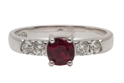 Lot 471 - A RUBY AND DIAMOND RING