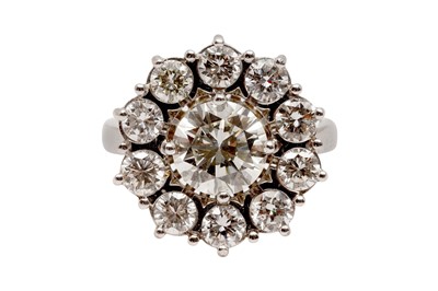 Lot 409 - A DIAMOND CLUSTER RING