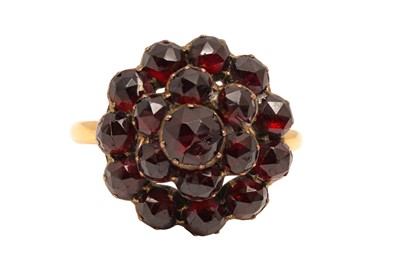 Lot 3 - A GARNET CLUSTER RING