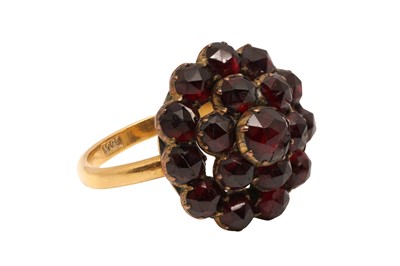 Lot 3 - A GARNET CLUSTER RING