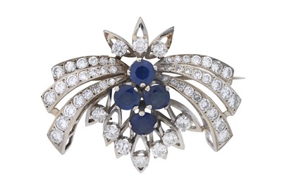 Lot 340 - A SAPPHIRE AND DIAMOND BROOCH