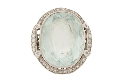 Lot 361 - AN AQUAMARINE AND DIAMOND RING