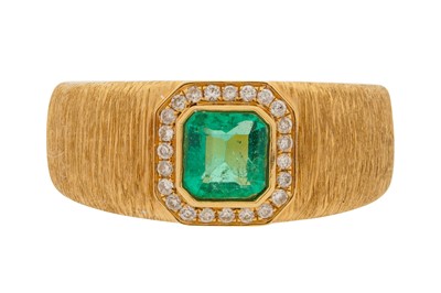 Lot 367 - AN EMERALD AND DIAMOND RING