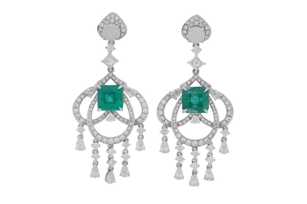 Lot 176 - A PAIR OF EMERALD AND DIAMOND PENDENT EARRINGS