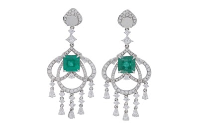 Lot 403 - A PAIR OF EMERALD AND DIAMOND PENDENT EARRINGS