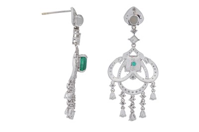 Lot 176 - A PAIR OF EMERALD AND DIAMOND PENDENT EARRINGS