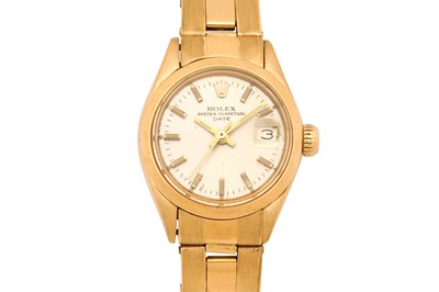 Lot 242 - A LADY'S GOLD ROLEX OYSTER PERPETUAL DATE BRACELET WATCH