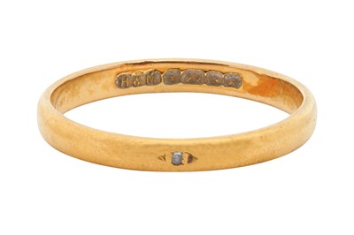 Lot 20 - A 22CT YELLOW GOLD MEN'S BAND