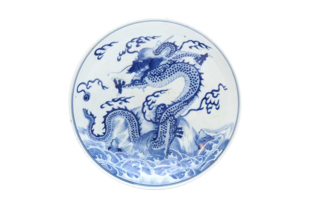 Lot 370 - A CHINESE BLUE AND WHITE 'DRAGON' BOWL