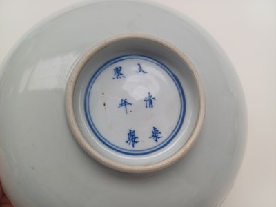 Lot 370 - A CHINESE BLUE AND WHITE 'DRAGON' BOWL