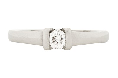 Lot 412 - A SINGLE-STONE DIAMOND RING