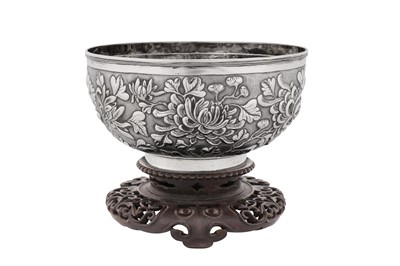 Lot A late 19th / early 20th century Chinese export silver bowl, Canton circa 1900, marked Yu Yao He, retailed by Wang Hing