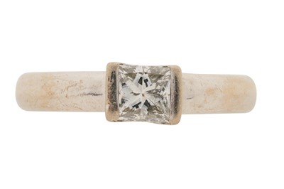 Lot 451 - A SINGLE-STONE DIAMOND RING