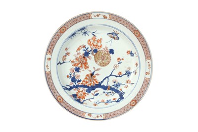 Lot 582 - A CHINESE IMARI-DECORATED 'BLOSSOMS' DISH