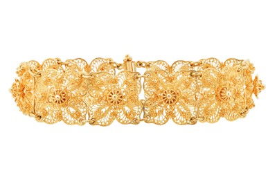 Lot 400 - A filigree bracelet