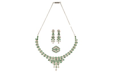 Lot 401 - AN EMERALD AND DIAMOND NECKLACE, EARRING AND RING SUITE